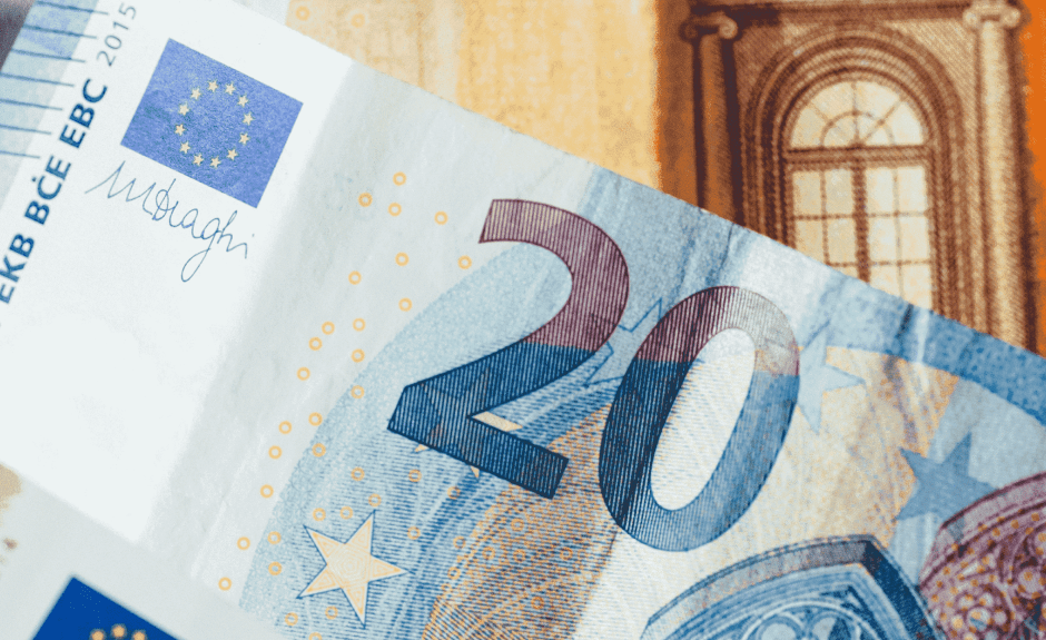 Ein 20 und 50 € Schein sind zu sehen.