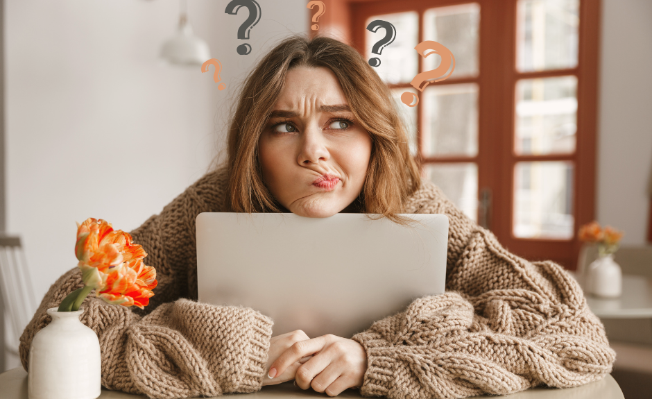 Frau umarmt ihren Laptop und schaut verzweifelt mit dem Kopf über den Bildschirm gelehnt. Über ihr schweben Fragezeichen.