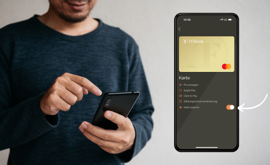 Mann klickt auf sein schwarzes Smartphone. Soll die Sperrung der Kreditkarte ganz einfach per App darstellen.