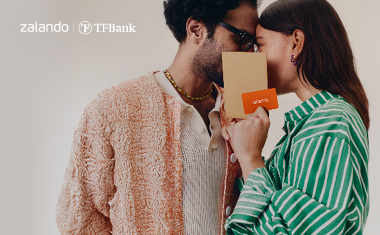 TF Bank Vorteilsclub: Pärchen schaut sich verliebt an, hält Zalando Gutschein vor das Gesicht