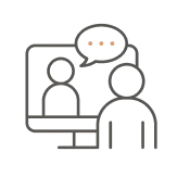 Icon Person schaut auf Bildschirm, auf dem eine andere Person mit Sprechblase zu sehen ist.