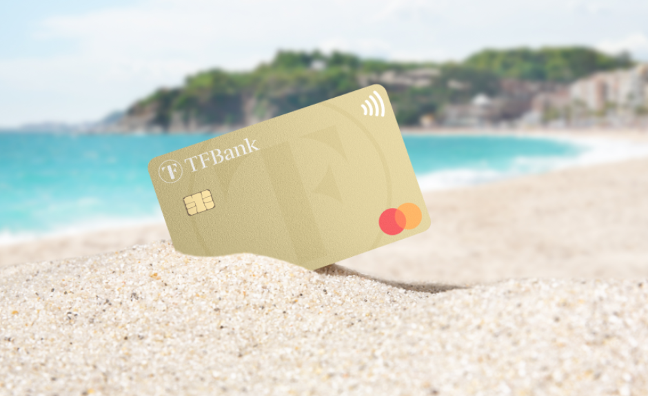 Goldene Kreditkarte liegt im Sand - TF Mastercard Gold