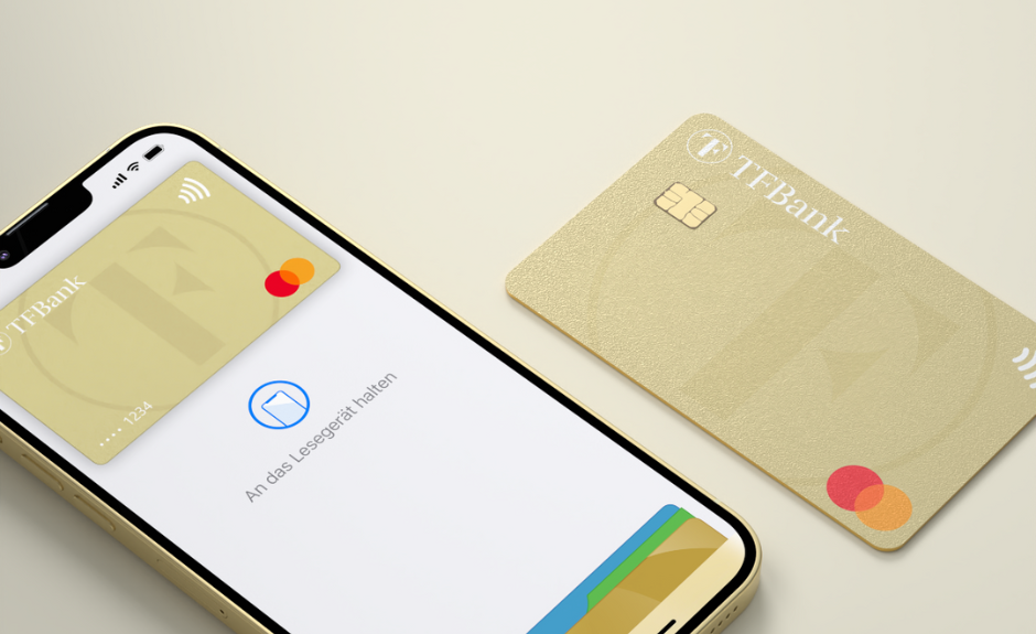 Ein Smartphone liegt offen mit der Apple Pay funktion und der gespeicherten TF Mastercard Gold. Rechts neben dem Handy liegt die physische Kreditkarte.