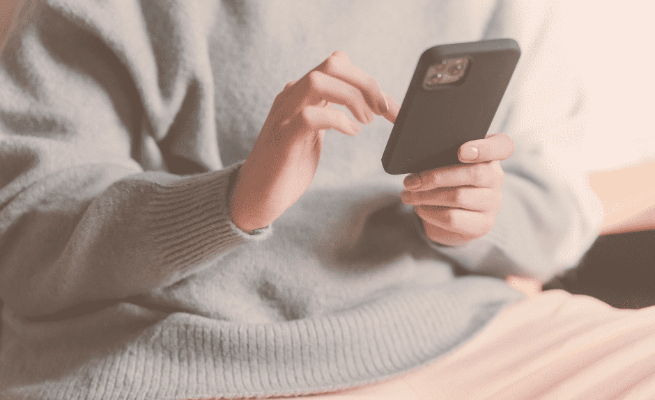 Mann hält Handy und scrollt