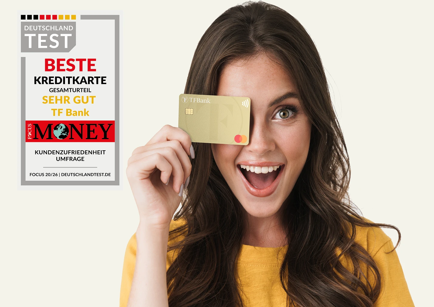 Lachende und aufgeregt aussehende Frau hält sich TF Mastercard Gold vor das linke  Auge.