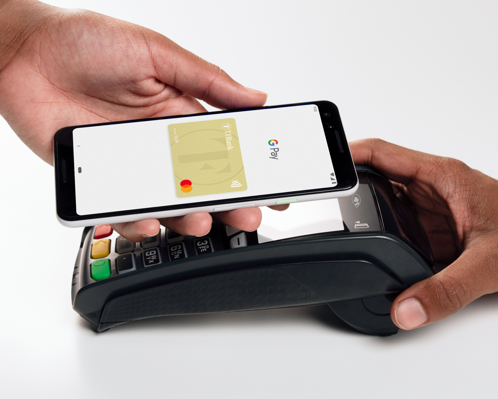 Hand mit Smartphone nutzt mobiles Bezahlen via Google Pay am Kartenterminal 