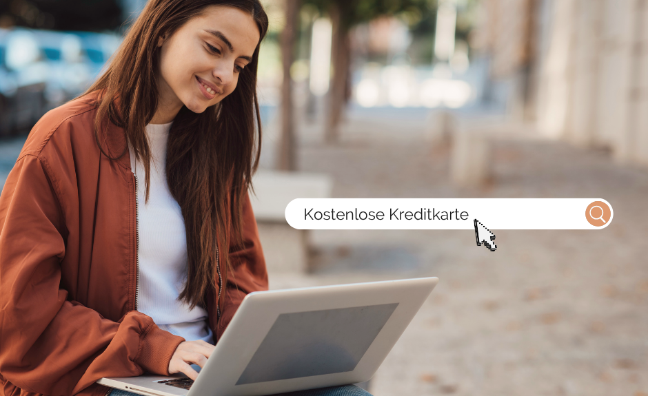 Frau schaut fröhlich auf Ihren Laptop, und sucht nach kostenlosen Kreditkarten