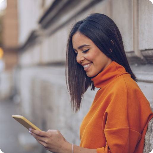 Eine Frau hält ein Smartphone