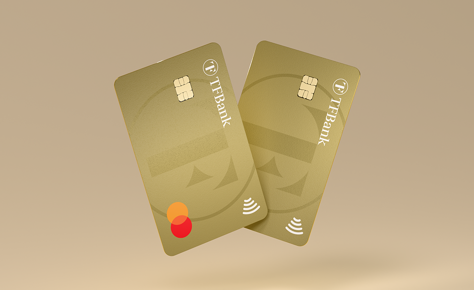 2 goldene TF Mastercard Gold Kreditkarten auf goldenem Hintergrund