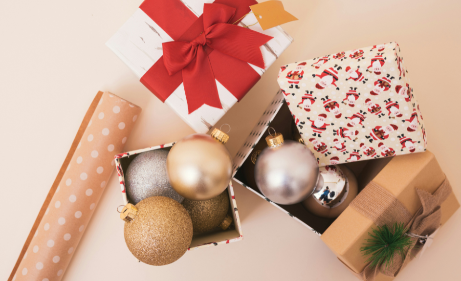 Geschenke, Weihnachtskugeln und Geschenkpapier